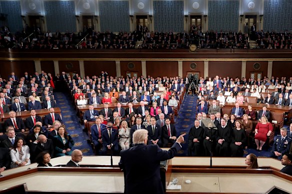 يتحدث ترامب في واشنطن.