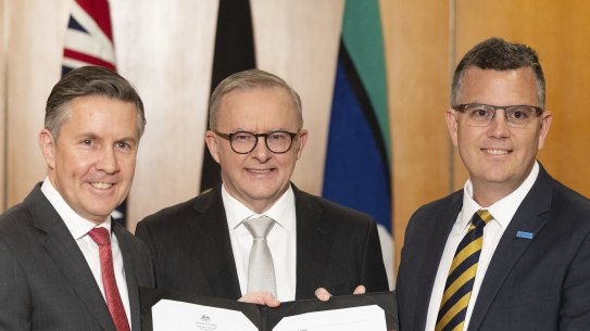 Health Minister Mark Butler, Prime Minister Anthony Albanese and Pharmacy Guild president Professor Trent Twomey during the signing of the new agreement on Monday.