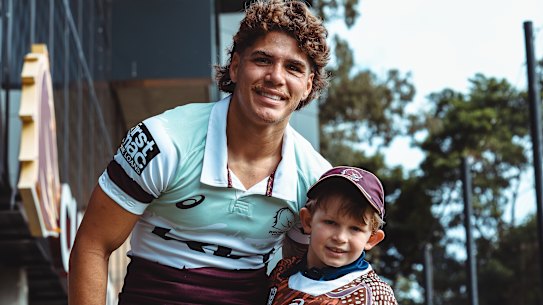 North Devils under-6s player Oscar White, the 200,000th player registered to play rugby league in Australia in 2024, with Brisbane Broncos fullback Reece Walsh.