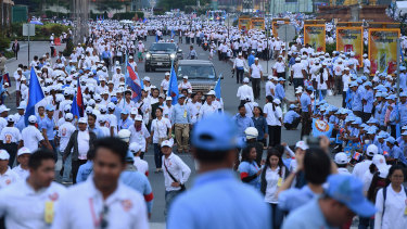 The crowd walks towards the Hun Sen's rally.