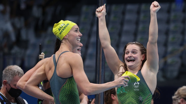 McKeon and Chelsea Hodges celebrate Australia’s victory in the 4x100m medley relay. 