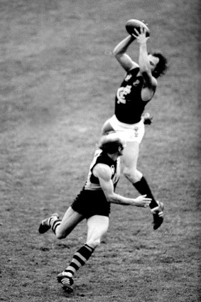 Wayne Harmes, Carlton, marks over Kevin Bartlett, Richmond.