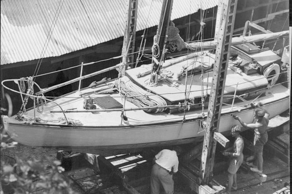 On December 7, 1951, Eddie Masp, Bill Barlett and Dennis Tanner scrape the hull of Cuttonchar after arriving in Sydney.