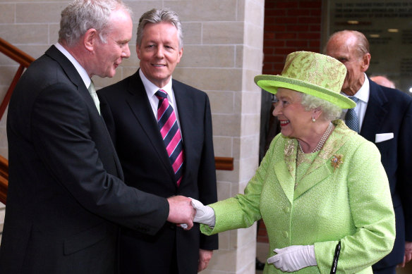 Kraliçe II. Elizabeth, 2012'de eski IRA komutanı Martin McGuinness ile el sıkışırken. O zamanlar McGuinness, Kuzey İrlanda'nın birinci bakan yardımcısıydı.
