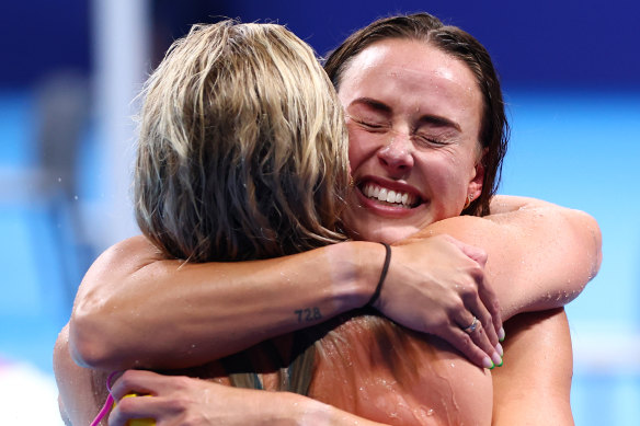 Ariarne Titmus and Brianna Throssell celebrate after winning gold. 