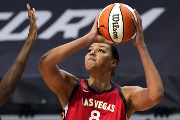 Liz Cambage in action for the Las Vegas Aces.
