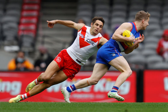 Josh Kennedy attempts to tackle Lachie Hunter.