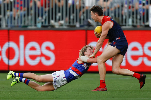Cody Weightman lunges for Jake Lever during the 2021 grand final at Perth’s Optus Stadium.