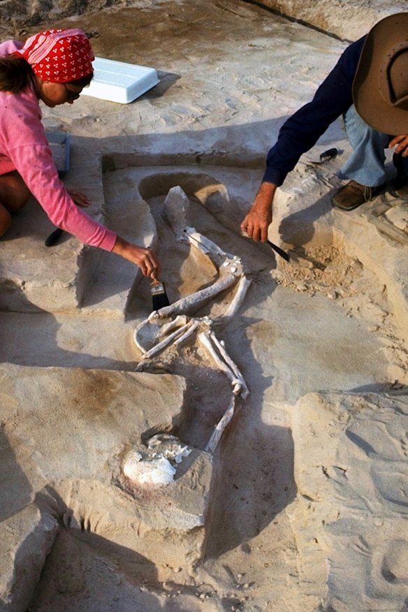 Dr Wilfred Shawcross (right) and the late Anthea Carstairs excavate the remains on Mungo Man in 1974.