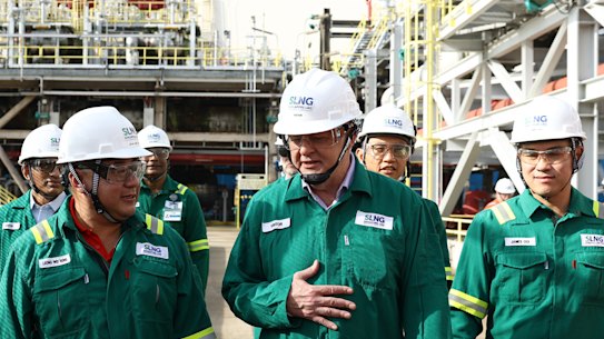 Leong Wei Hung (left), managing director of Singapore LNG Corporation, with Albanese during the company tour on Jurong Island.