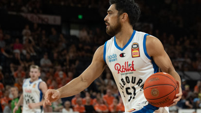 Melbourne United earn fifth consecutive finals berth as Phoenix keep faint hopes alive
