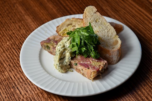 Terrina de jarrete com molho ravigote.