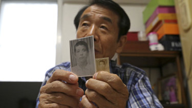  Lee Soo-nam, 76, shows photos of his brother Ri Jong-song in North Korea during an interview at his home in Seoul