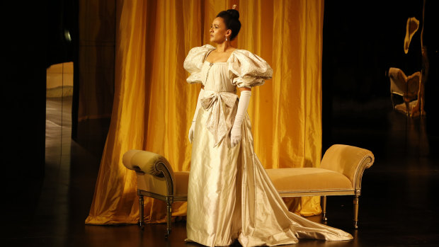 Zindzi Okenyo as Lady Chiltern.