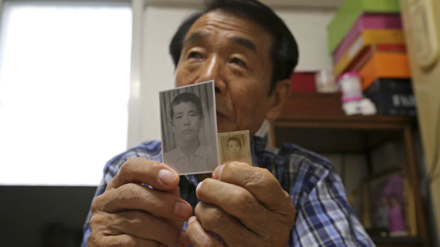  Lee Soo-nam, 76, shows photos of his brother Ri Jong-song in North Korea during an interview at his home in Seoul