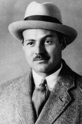 Ernest Hemingway, 1927'de Paris'te, Güneş de Doğar kitabının çok satanlar listesine girmesinin hemen ardından başarılı romancının kılığına girer.