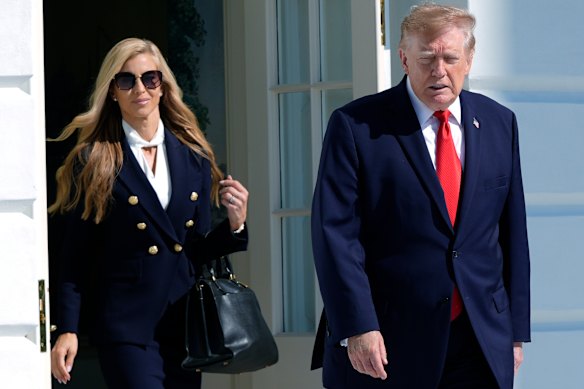 Martedì il presidente Donald Trump lascia la Casa Bianca con l'addetta stampa Katie Zacharia per parlare con i giornalisti.
