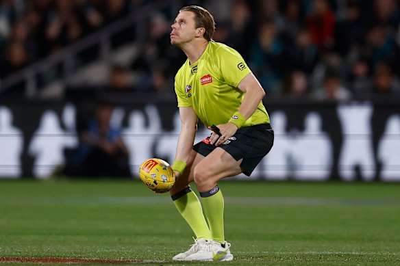 Árbitro Nick Foot em ação.