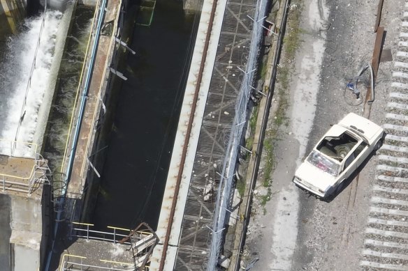 The car on the dam that appears to be laden with explosives.