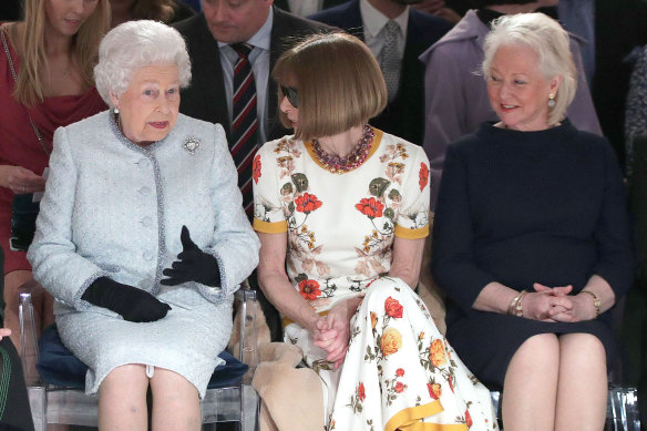 Queen Elizabeth with US Vogue editor Anna Wintour and her official dresser Angela Kelly at London Fashion Week in 2018.
