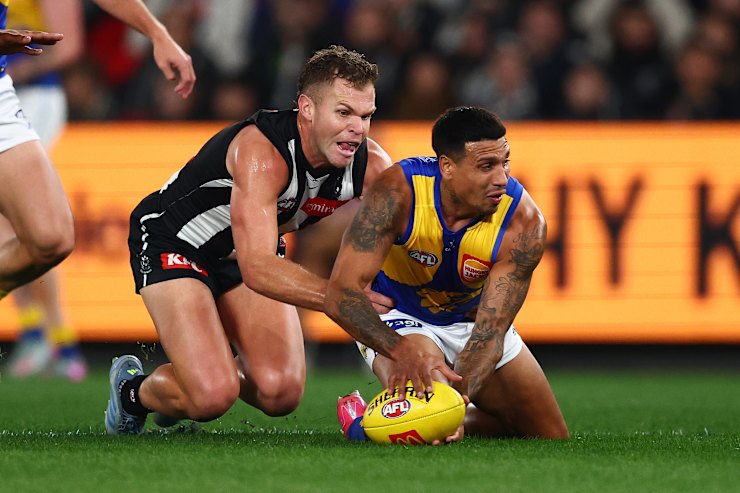Tim Kelly ⁣and dan Houston ⁢compete for the‍ ball during ‍the Magpies-eagles ‌match.