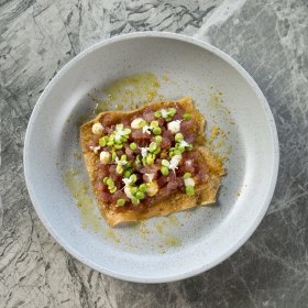 Tuna with carta musica.