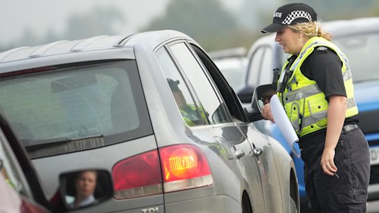 Martedì la polizia a un posto di blocco vicino alla RAF Fairford.