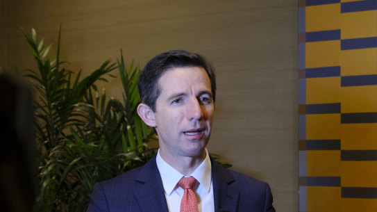 Federal Tourism Minister Simon Birmingham is calling on airlines to increase direct flights between India and Australia.
