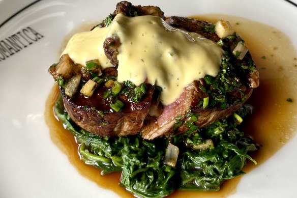 Rib fillet with spinach and béarnaise sauce.