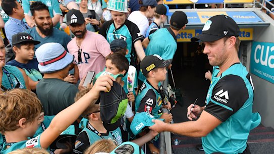 AB De Villiers was a hit with Heat fans in Brisbane on Tuesday night.