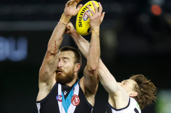 Charlie Dixon and Jordan Roughead compete for a mark.