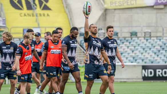 Christian Lealiifano took charge of the team's session at Canberra Stadium on Friday.
