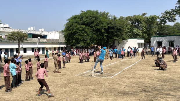 प्याट कमिन्स लखनउको एक विद्यालयमा आफ्नो तत्वमा।