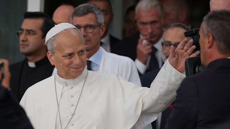smh.com.au - Joshua McElwee - Pope Leo walks out of Rome hospital unaided four days after lung cancer surgery