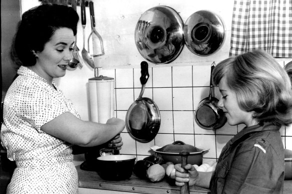 Margaret Fulton showing her daughter Suzanne some culinary skills in 1961.