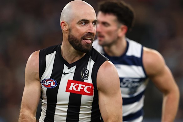 Steele Sidebottom of the Magpies runs with the ball.