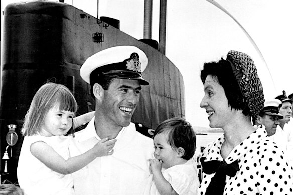 Do arquivo: O capitão do HMS Trump, Tenente Comandante P..J. Irwin se despede de sua esposa e filhos em Sydney enquanto o barco se preparava para navegar de volta ao Reino Unido em janeiro de 1969.