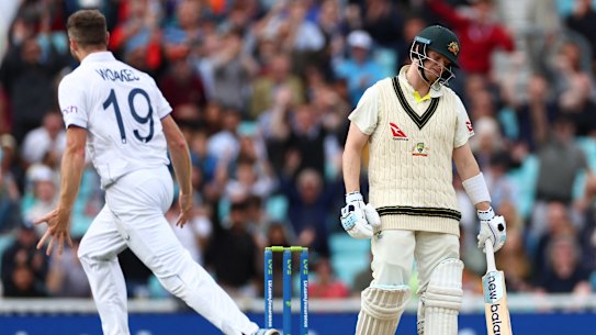 Chris Woakes gets Steve Smith.