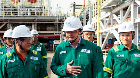 Anthony Albanese with Leong Wei Hung, CEO of Singapore LNG Collaboration.