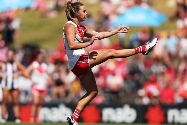 Chloe Molloy signed the longest deal in AFLW history to move from Collingwood to the Swans.