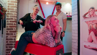 Ajay and Taylor ask for Melanie’s help in creating their ultimate “rock and roll sex dungeon.”
