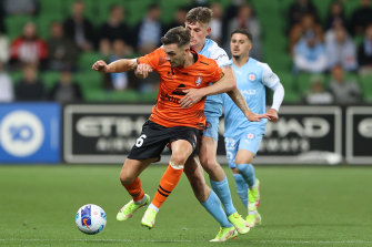 Jay O’Shea of Brisbane Roar is challenged by Connor Metcalfe of Melbourne City.