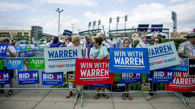 Elizabeth Warren supporters turn up for the debate in Detroit, Michigan.