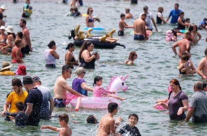 Melburnians have been urged to keep cool in the heat, with increased temperatures increasing the risk of chest pains. 