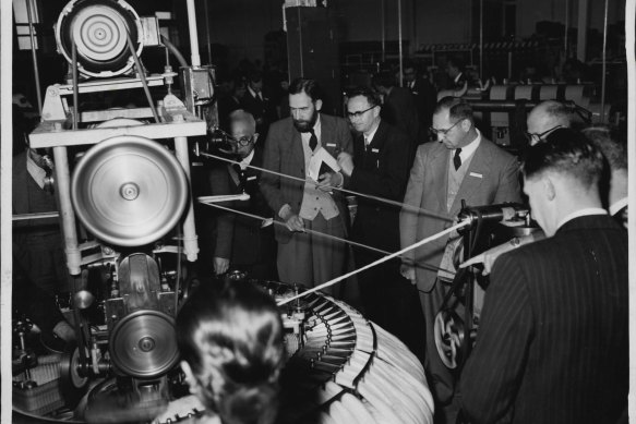 International delegates examine a Noble Comb at C.S.I.R.O. Laboratory, Geelong during a wool growing tour in 1958.