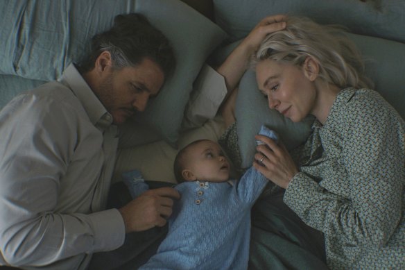 Reed (Pedro Pascal) and Sue (Vanessa) with baby Franklin (Ada Scott).
