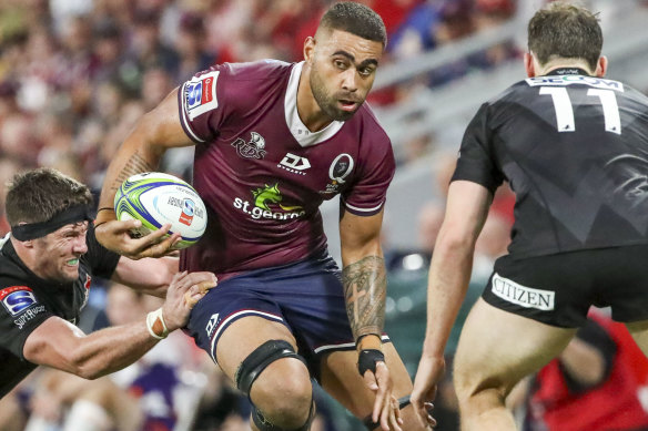 Lukhan Salakaia makes another charge for the Reds against the Sunwolves.