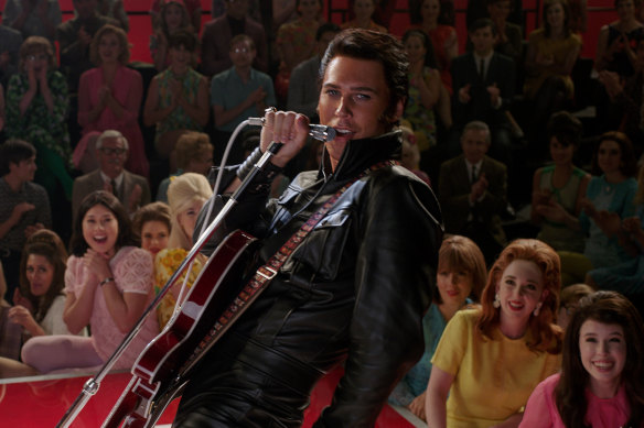 Austin Butler sings the early Elvis hits because of the relatively poor quality of the original mono recordings, with the real Elvis singing the later songs.