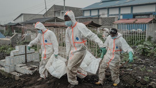 Volunteers bury those who died during a week of clashes in Goma.