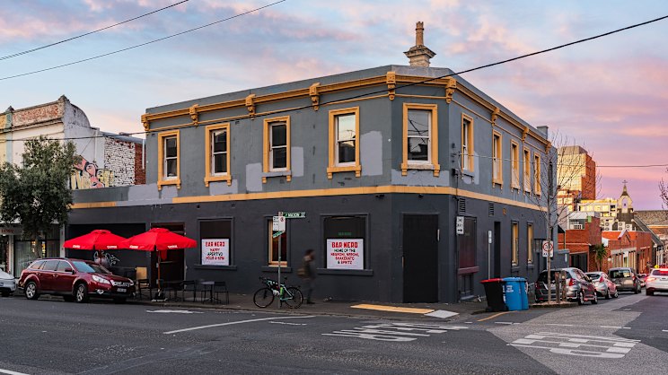 smh.com.au - Nicole Lindsay - Publisher Morry Schwartz plays publican at Collingwood's Bar Nero